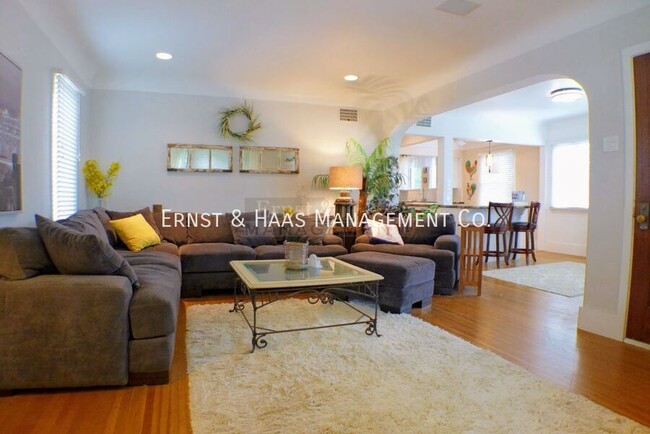 Foto del edificio - Beautiful Upper-Level Duplex Home Located ...