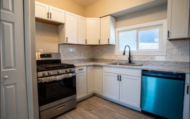 Building Photo - 619 W 7th St