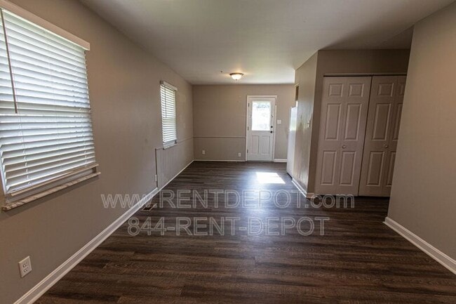 Building Photo - 2806 Ridgewood Dr