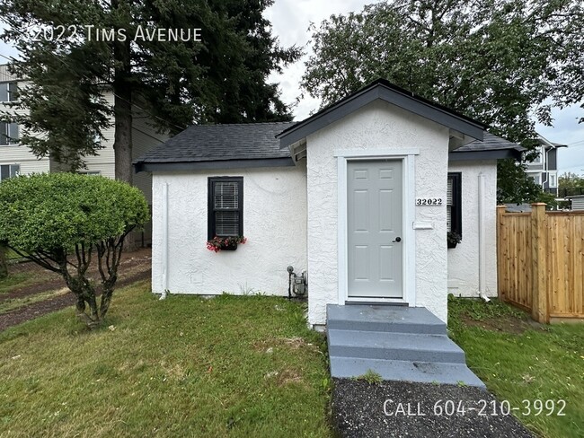 Building Photo - Cute & Cozy Full House