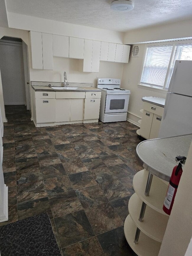 Kitchen - 834 Lane Blvd