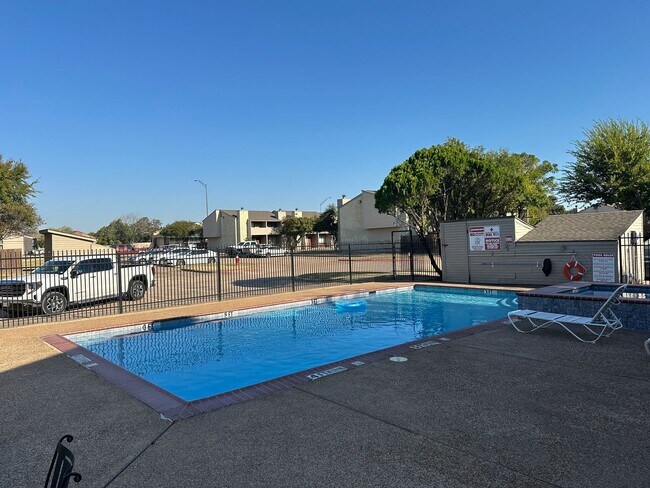 Building Photo - AVAILABLE NOW ---- College Station - 2 bed...