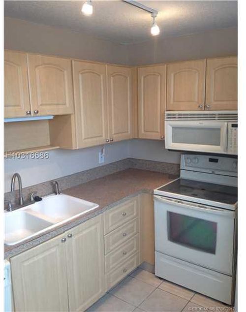 Building Photo - 9441 Evergreen Pl