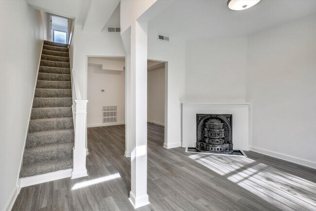 Building Photo - Beautifully Renovated 2BD/1BA Row Home in ...