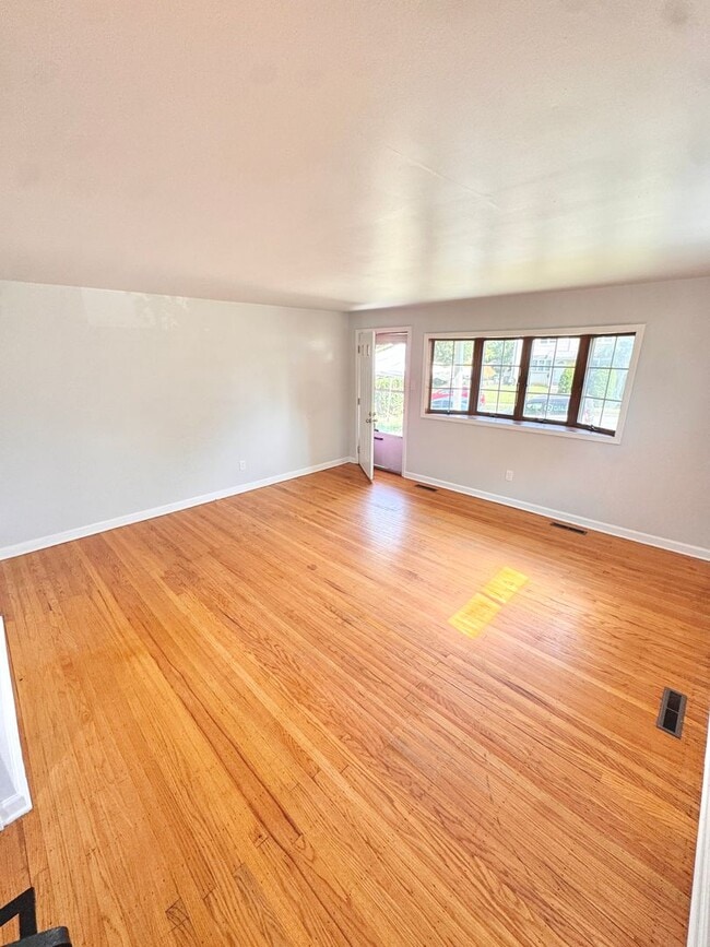 Building Photo - SUPER CLEAN THREE BEDROOM TOWNHOME