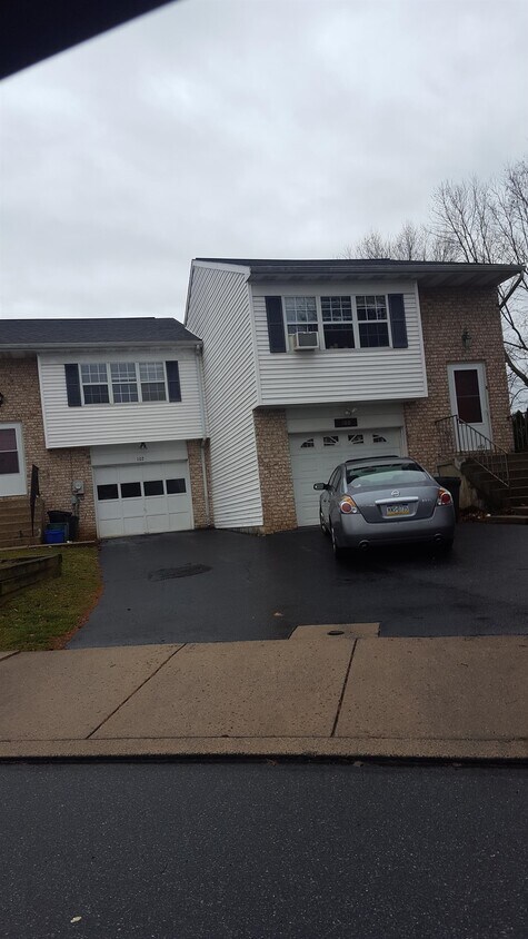 Primary Photo - 102 Pickwick Pl