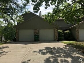 Building Photo - 203 NE Greystone Dr