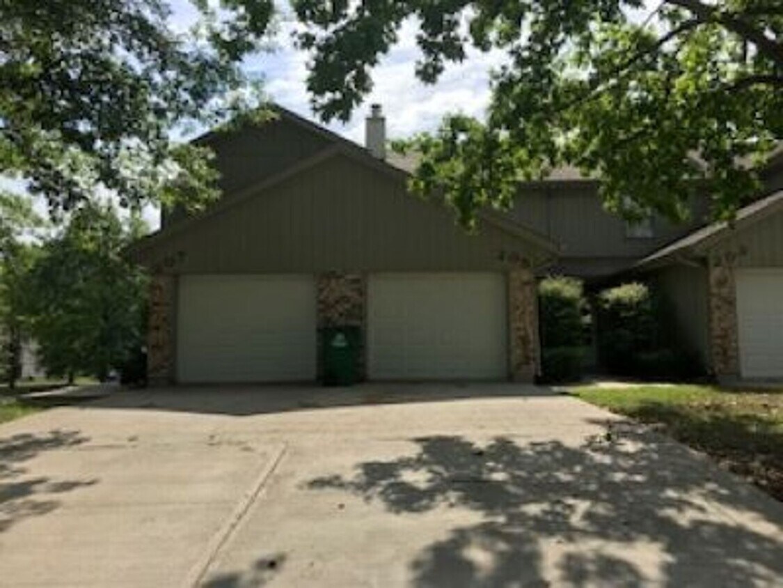 203 NE Greystone Dr, Lee's Summit, MO 64086 House Rental in Lee's