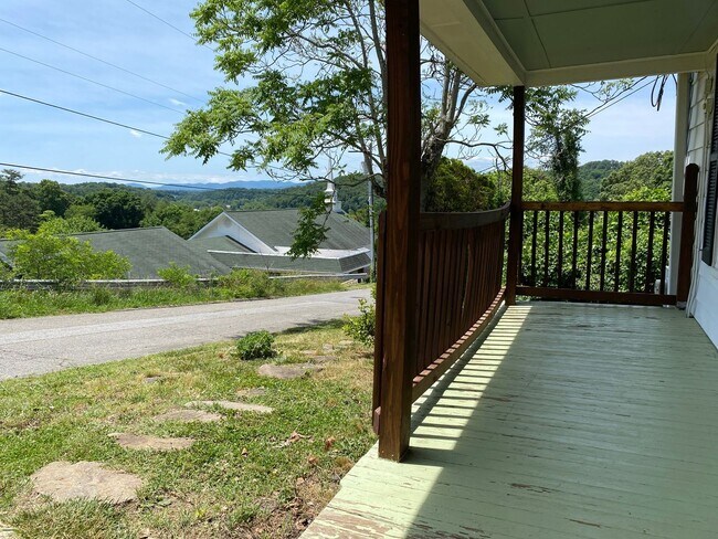 Building Photo - Woodfin - 1920's Cottage
