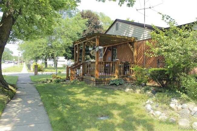 Building Photo - 1375 Ridge Rd S