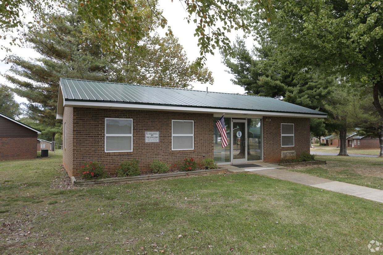 Building Photo - Colonial Heights