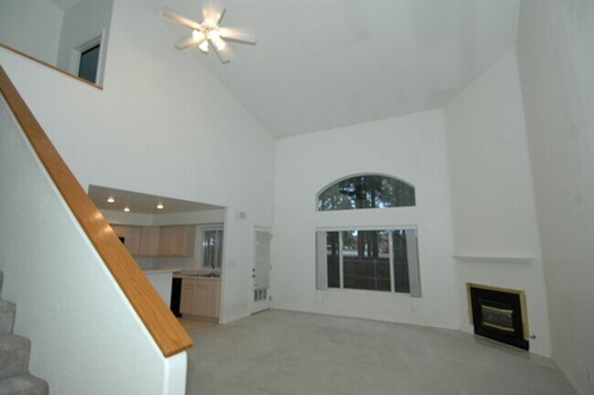 Building Photo - 3 Bedroom Townhome for Rent