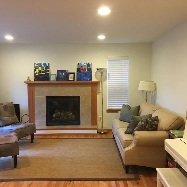 Living Room - 2526 Elmont Ct