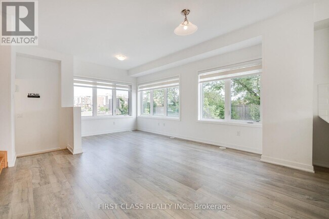 Building Photo - 5-100 Roding St