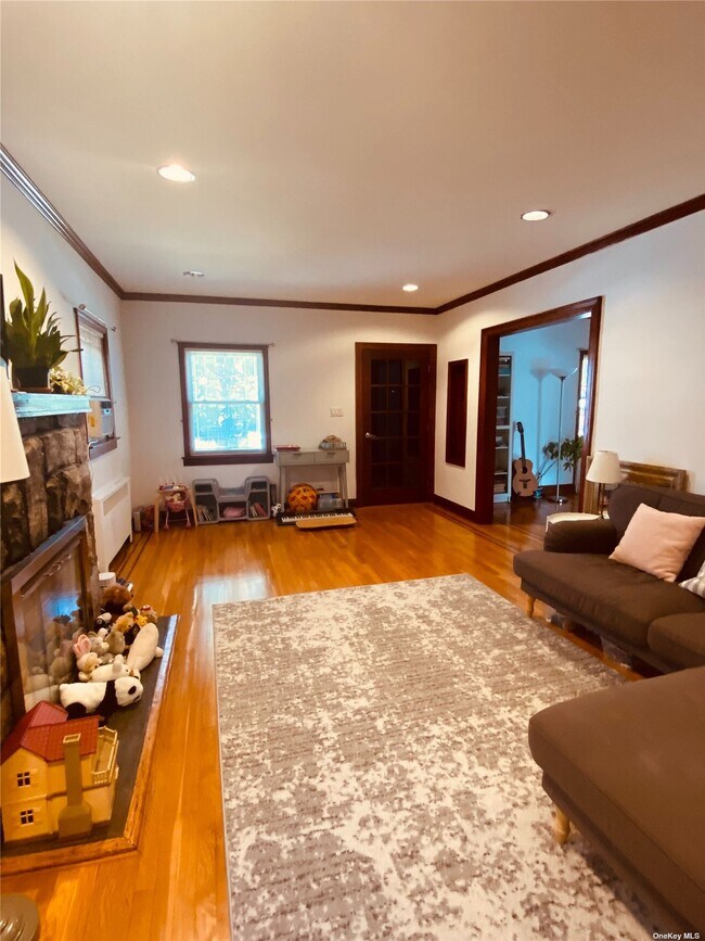 Foto del edificio - 63-52 Ellwell Crescent