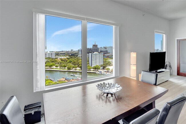 Foto del edificio - 10 SW South River Dr