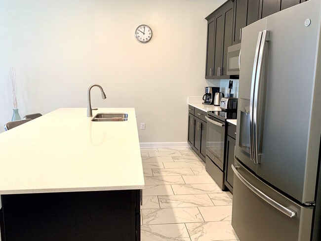 Building Photo - STUNNING FULLY FURNISHED 4 BEDROOM / 3 BAT...
