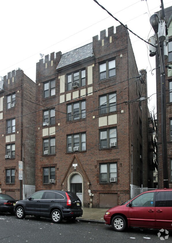 Foto del edificio - 126 Corbin Ave