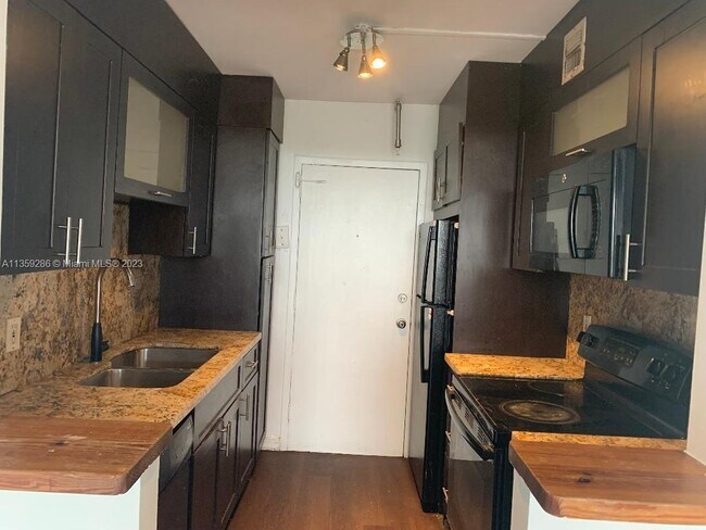 Foto del edificio - 2350 NE 135th St
