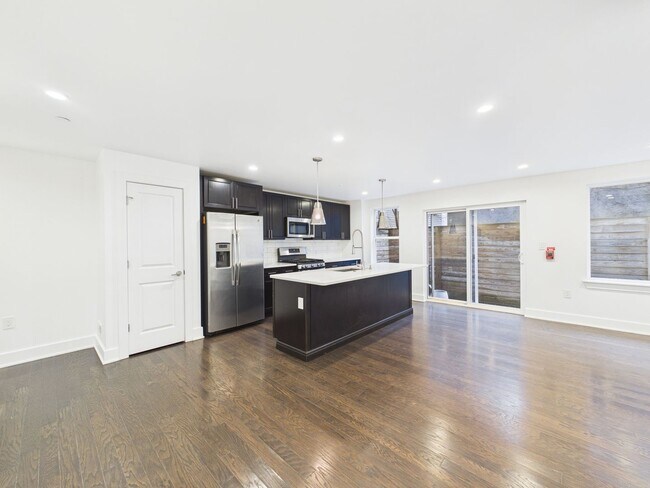 Foto del edificio - Beautiful modern bright 2 bed 1.5 bath with private patio