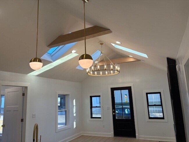 Foto del edificio - Step into modern luxury right here in Bloo...