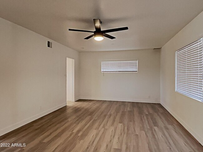 Building Photo - 2431 W Shady Glen Ave