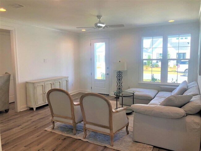 Building Photo - 117 Roundwood Dr