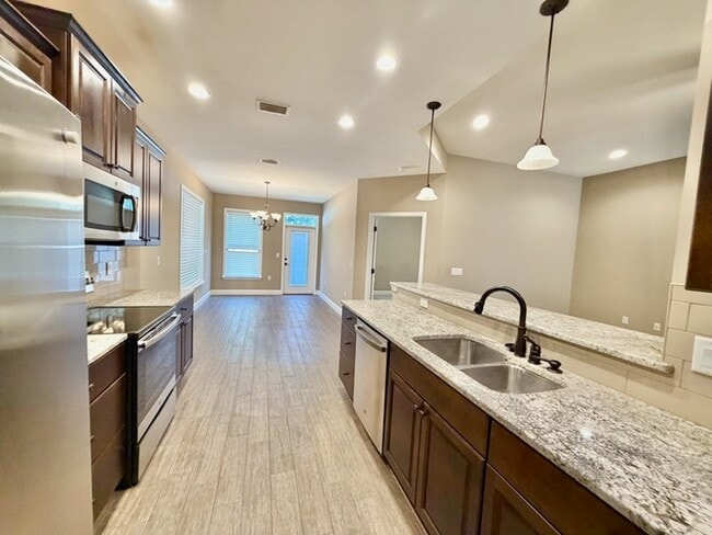 Building Photo - 131 Fetting Ave