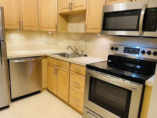 Building Photo - 12 NE 19th Ct