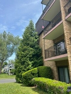 Building Photo - 22 Riverside Dr