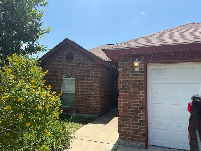 Building Photo - 3611 Amando St