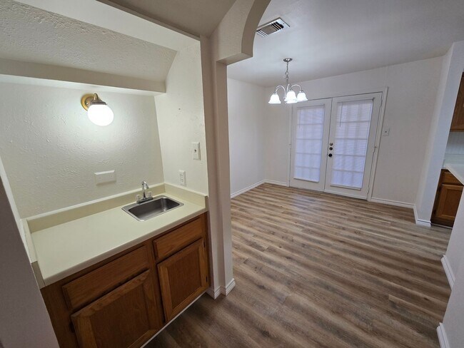 Building Photo - College Station -2 bedroom/ 2.5 bath - 2 story condo -Complex has a Pool.