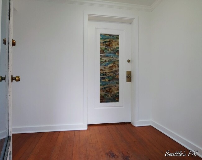 Foto del edificio - Updated Charming 4 Bedroom-2 Bathroom Home...