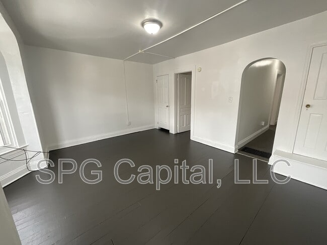 Building Photo - 662 W King St