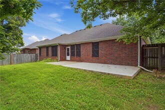 Building Photo - 305 NW Palomino St