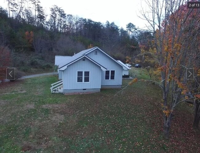 Building Photo - 3BD/2BA Historic Farmhouse close to Town a...