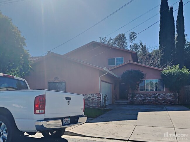 Building Photo - 62 S Lake Dr
