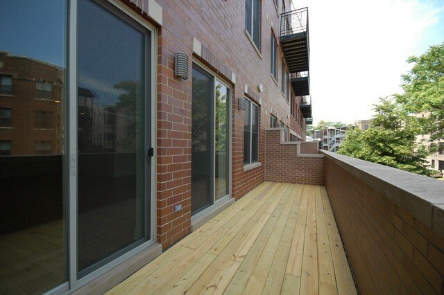 Foto del edificio - 2 bed 2.5 bath Logan Square Duplex