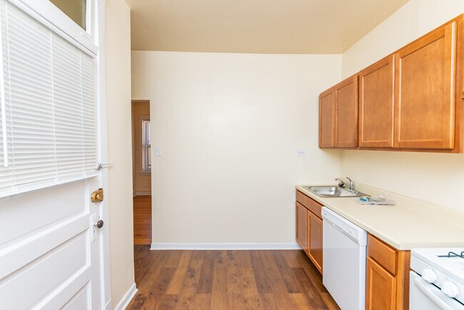 Foto del edificio - 2482 N Lincoln Ave
