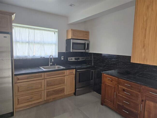 Foto del edificio - 707 NE 15th St