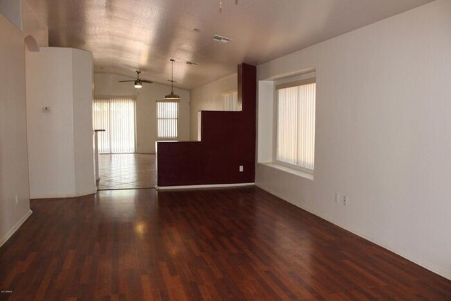 Building Photo - Cozy 3 bedroom 2 bath home in East Mesa!