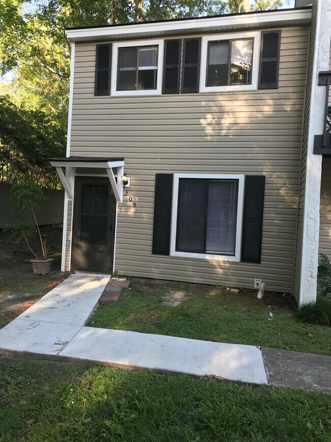 Foto del edificio - Adorable Townhome