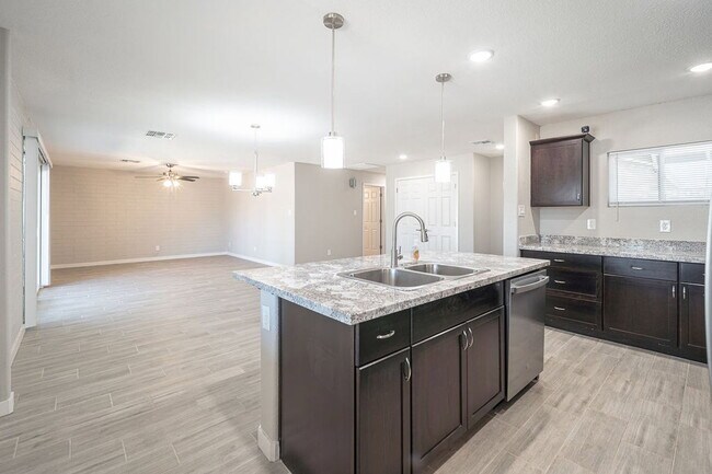 Building Photo - 4002 N 59th Dr