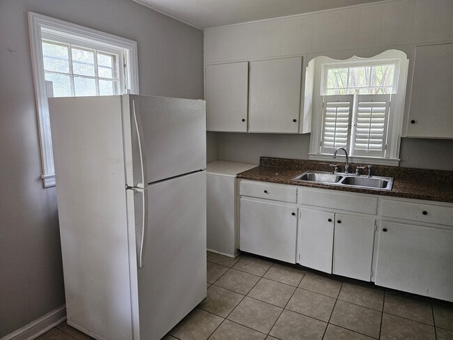 Building Photo - 406 W 6th St