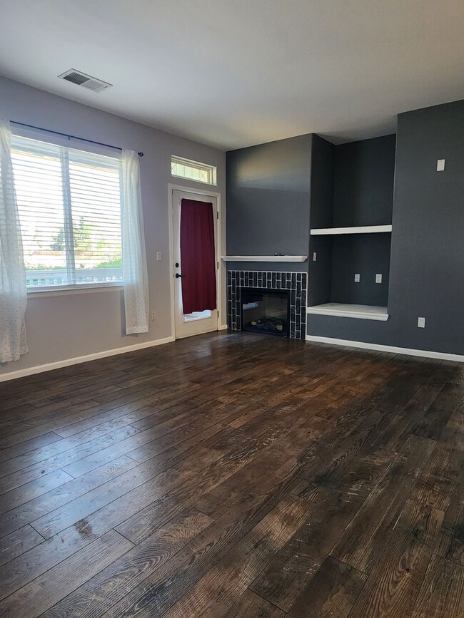 Building Photo - Amazing first floor condo in Littleton!!