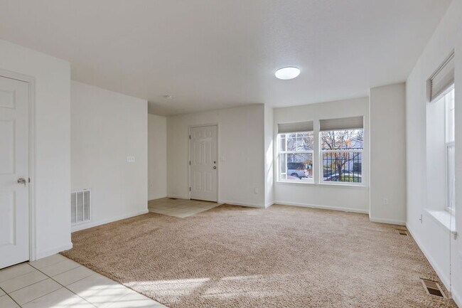 Foto del edificio - 1577 Chase St