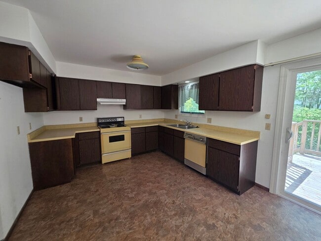 Building Photo - 2 Bed 1 Bath Side By Side Duplex in Port Edwards