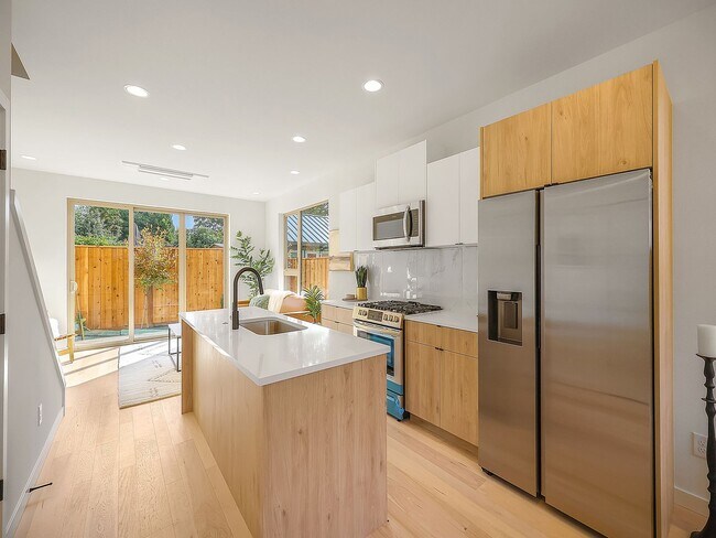Foto del edificio - Stunning Townhome-Style Unit with Washer/D...
