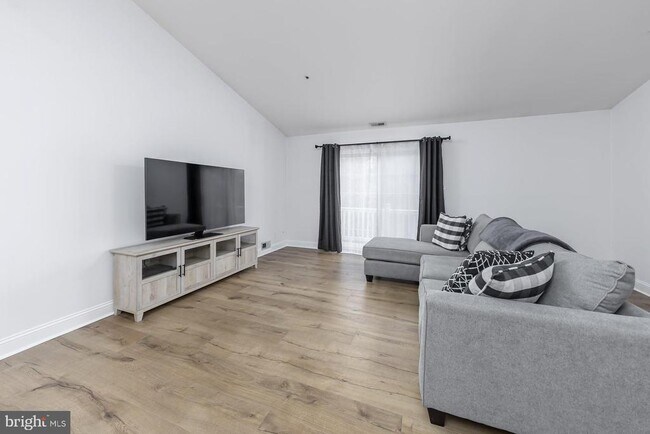 Building Photo - 56 Crestmont Dr