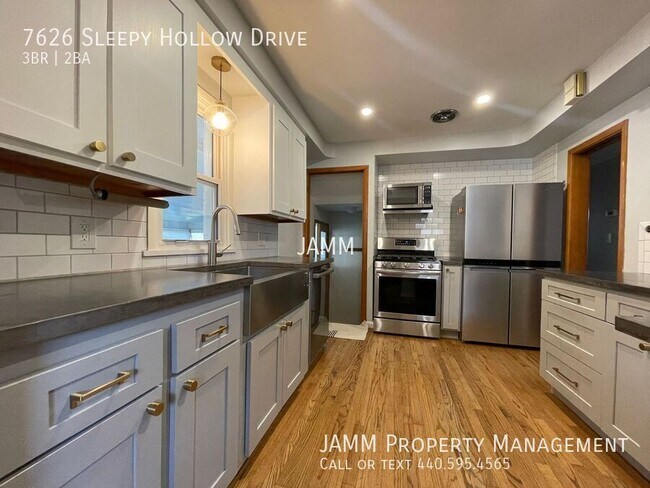 Foto del edificio - 7626 Sleepy Hollow Dr
